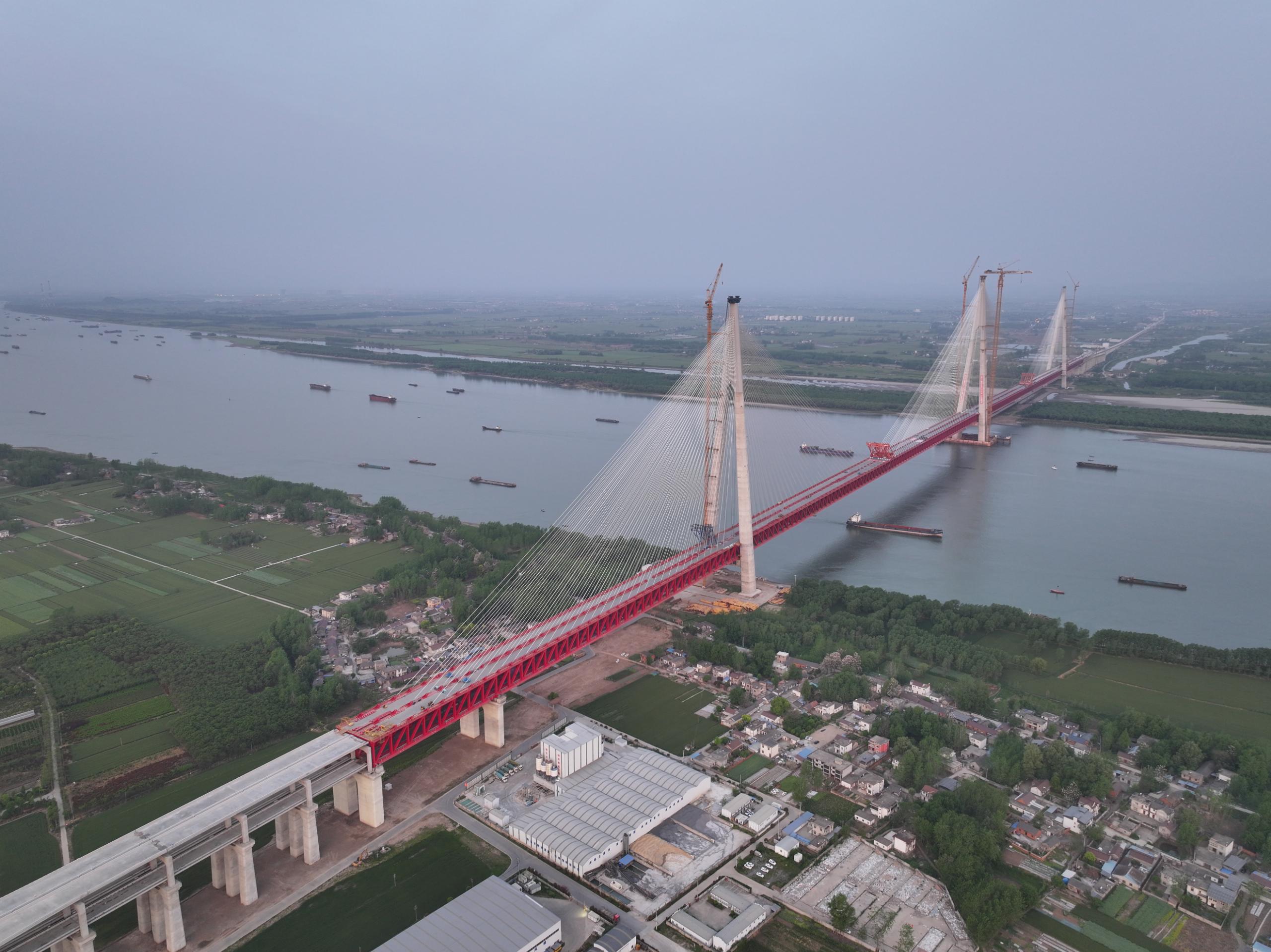 世界最大跨度三塔兩主跨斜拉橋合龍