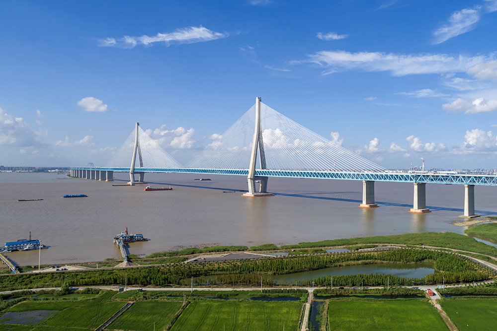 滬蘇通長江大橋建成通車。.jpg